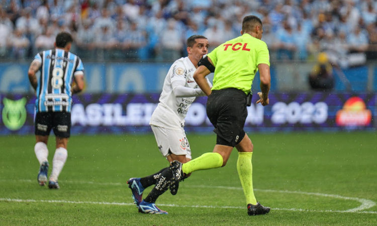 Fagner reclama com arbitragem após Bidu cair na área em Grêmio x Corinthians