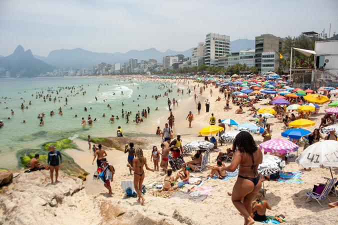 Sábado de Sol forte e temperaturas elevadas pela onda de calor, muitos cariocas e turistas vão se refrescar na praia de Ipanema na zona sul da cidade do Rio de Janeiro