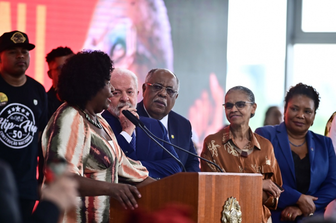 Deputada Benedita da Silva ao lado do Presidente Lula, Ministra Marina Silva e Benedito Gonçalves.