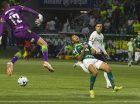 Rony cai após ser atingido pelo goleiro Jori, do América