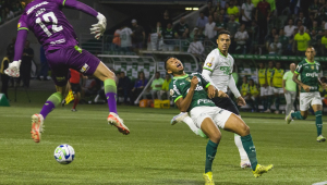 Rony cai após ser atingido pelo goleiro Jori, do América