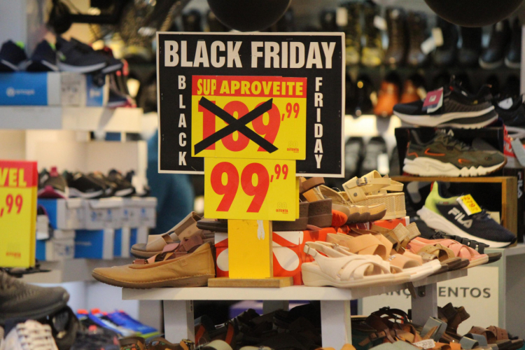 Consumidores pretendem gastar mais durante a Black Friday de 2023; vendas devem alcançar quase R$ 7 bilhões