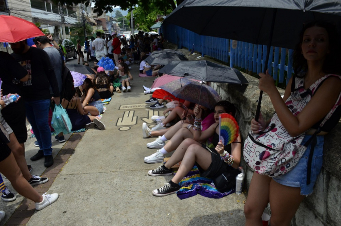 Fãs de Taylor Swift enfrentam a fila e o calor antes da apresentação da cantora no Rio de Janeiro
