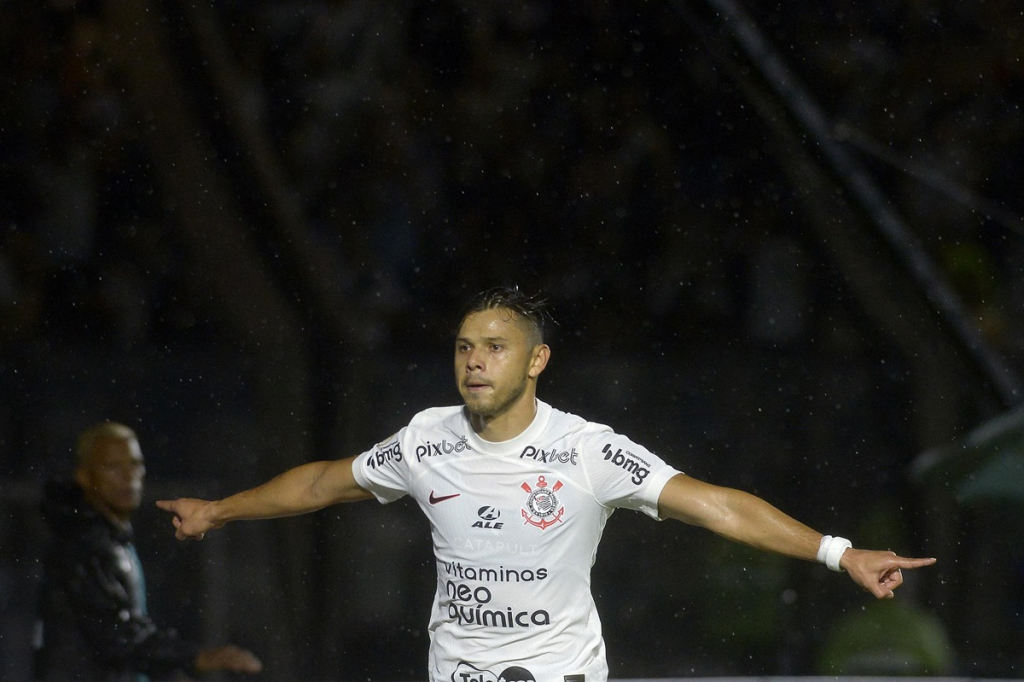 Internacional vence Red Bull Bragantino e abre distância do Z4 no