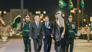 Lula conversando com Mohammed bin Salman, príncipe herdeiro e primeiro-ministro da Arábia Saudita