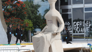 Fachada do Supremo Tribunal Federal (STF), com destaque para a estátua da Justiça com a pichação "perdeu mané", totalmente destruída no dia seguinte aos ataques