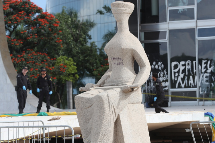 Moraes vota para condenar mulher acusada de vandalizar a estátua do STF