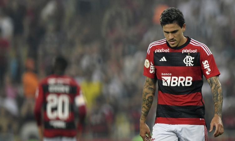 Flamengo empata com Fluminense e se afasta dos líderes do