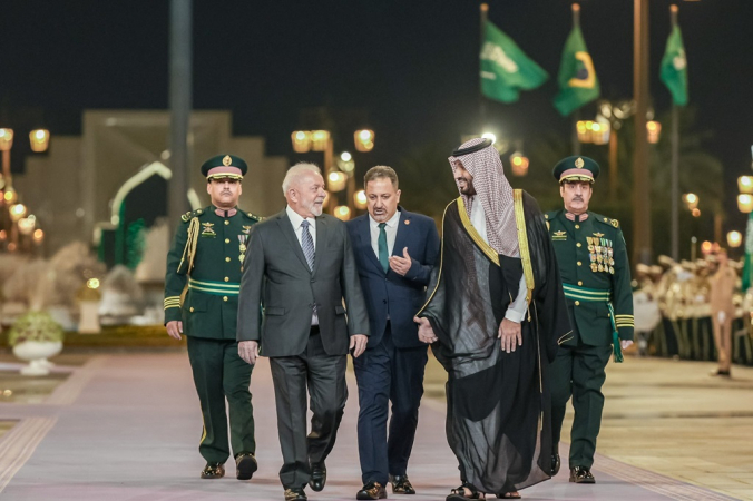 Lula e príncipe da Arábia Saudita, Mohamed bin Salman, conversam em encontro na cidade de Riad
