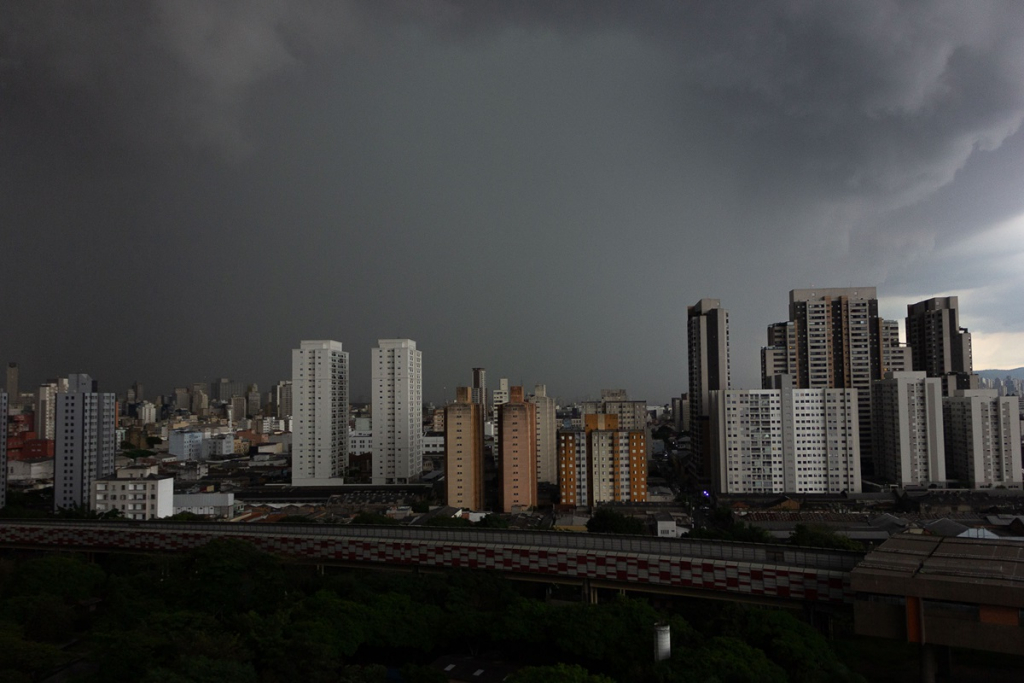 Com holofote sobre Enel após chuvas em SP, setor traz dúvidas até