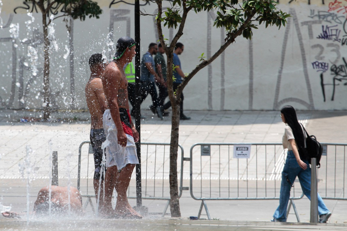 Populares se refrescam em fonte na região central de São Paulo