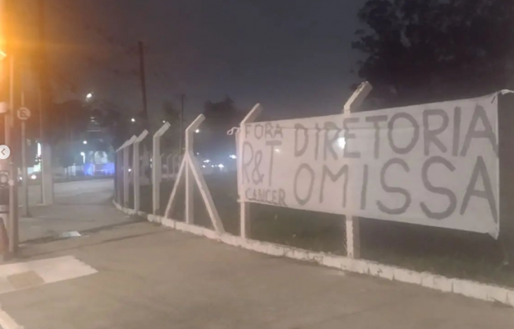 Sede do Corinthians é alvo de tiros e vandalismo na véspera da eleição presidencial 