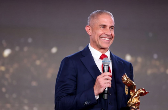 Sylvinho recebeu o prêmio 'Águia de Ouro' por classificar a Albânia para a Eurocopa