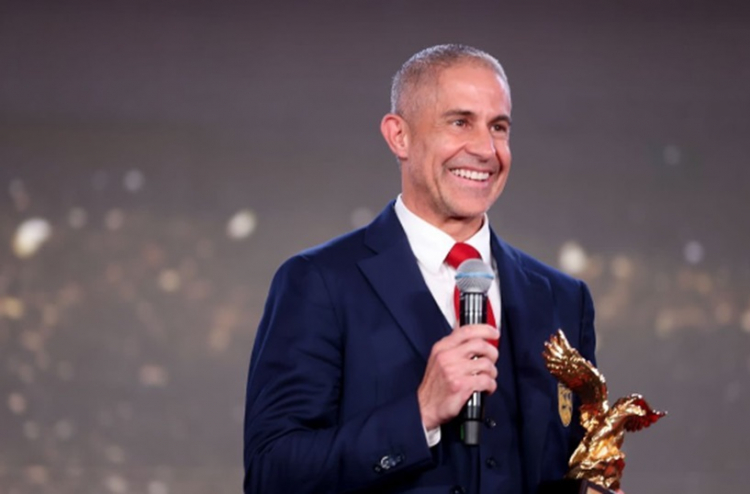 Sylvinho recebe prêmio na Albânia após classificar seleção para a Eurocopa 2024