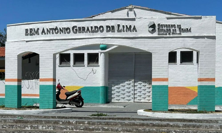 Foto de fachada de escola no Ceará