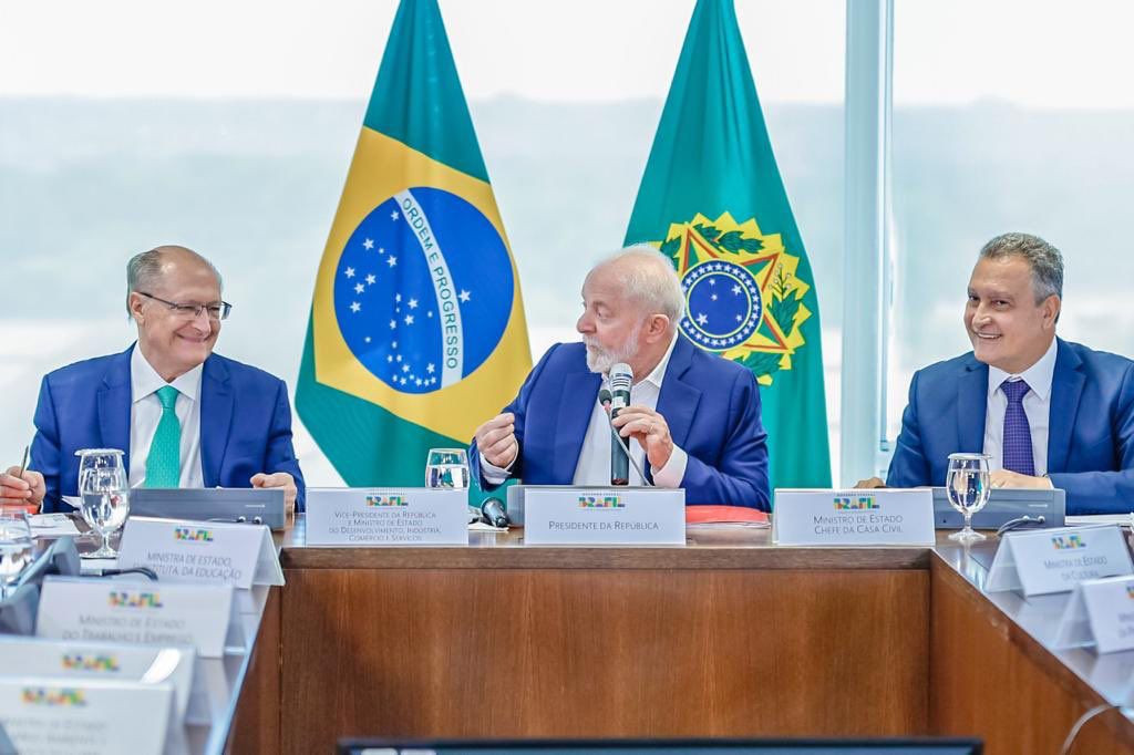Lula ao lado de Alckmin e Rui Costa