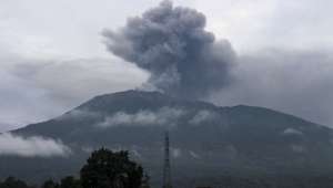 Vulcão entrou em erupção na Indonésia