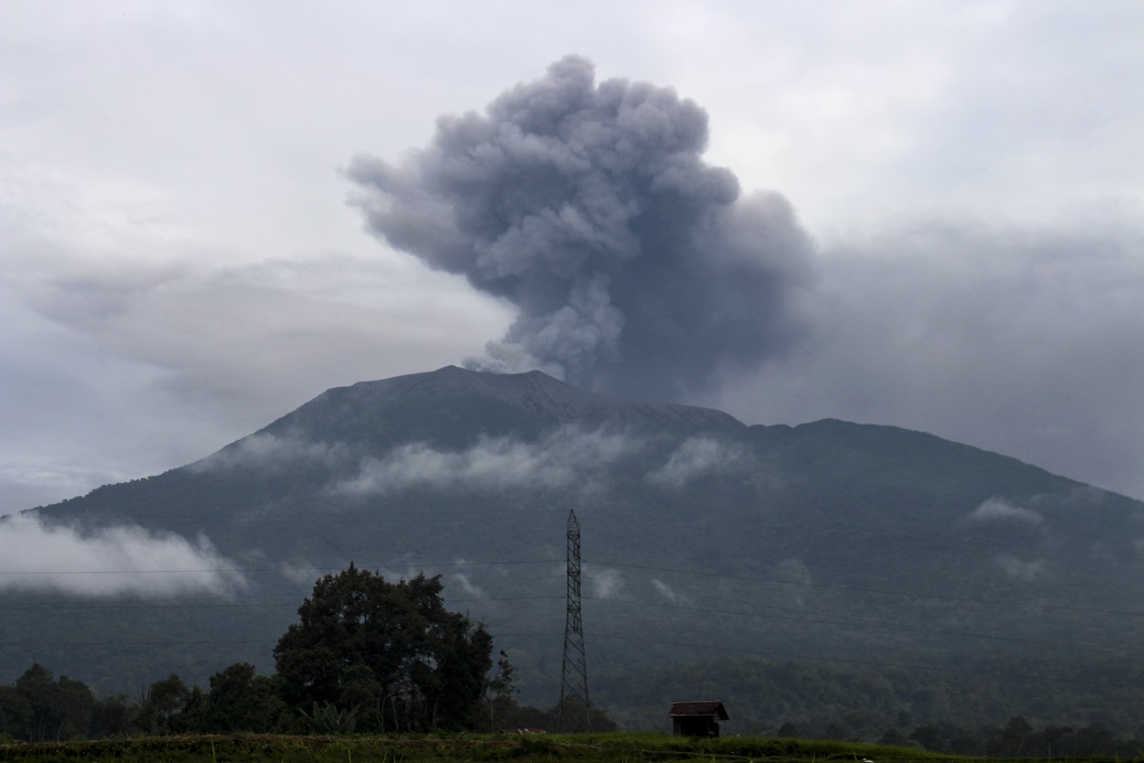 Vulcão entrou em erupção na Indonésia