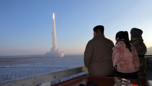 oto sem data divulgada pela Agência Central de Notícias Coreana (KCNA) oficial da Coreia do Norte em 19 de dezembro de 2023 mostra o líder norte-coreano Kim Jong Un (esq.) e sua filha assistindo ao lançamento de teste de um míssil balístico intercontinental (ICBM) Hwasongpho-18 em um localização não revelada na Coreia do Norte