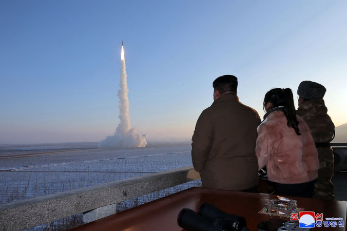 Coreia do Norte exibe lançamento bem-sucedido de míssil balístico em meio a tensões com os EUA; assista