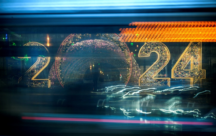 Um ônibus passa por uma decoração com algarismos do Ano Novo de 2024 no centro de Moscou