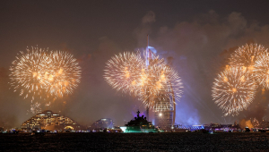 Fogos de artifício iluminam o céu perto da torre do hotel de luxo Burj al-Arab em Dubai