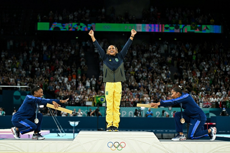 Simone Biles, dos EUA (prata), Rebeca Andrade, do Brasil (ouro), e Jordan Chiles, dos EUA (bronze), posam durante a cerimônia do pódio