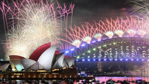 Fogos de artifício são vistos sobre a Sydney Opera House e a Harbour Bridge durante as celebrações do Ano Novo em Sydney, Austrália
