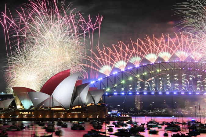 Fogos de artifício são vistos sobre a Sydney Opera House e a Harbour Bridge durante as celebrações do Ano Novo em Sydney, Austrália