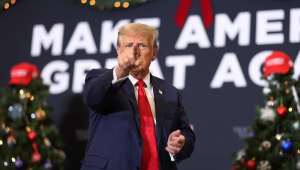O candidato presidencial republicano e ex-presidente dos EUA Donald Trump gesticula ao encerrar um evento de campanha