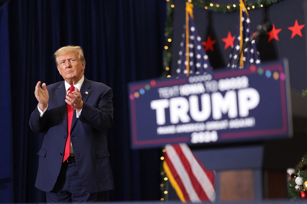 O candidato presidencial republicano e ex-presidente dos EUA, Donald Trump, bate palmas ao encerrar um evento de campanha
