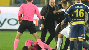 O presidente do MKE Ankaragucu, Faruk Koca, agride o árbitro Halil Umut Meler na partida em casa da Super Lig contra o Caykur Rizespor