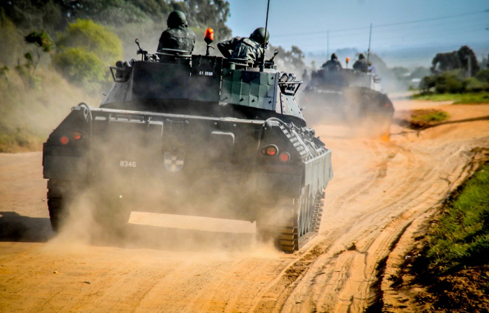 Exército brasileiro mobiliza blindados e soldados na fronteira com