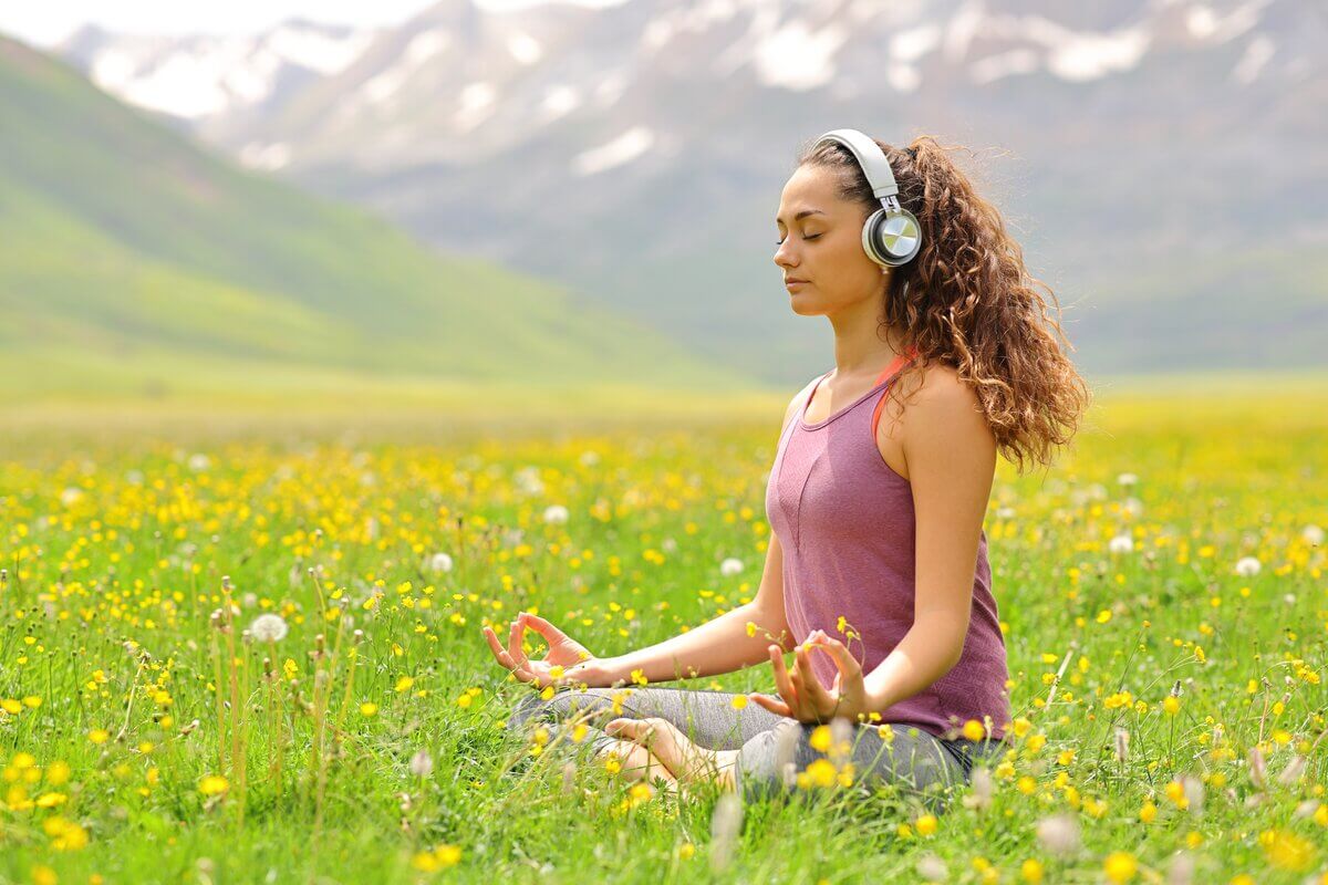 Meditação tem ganhado destaque por oferecer benefícios em diversos âmbitos da vida 