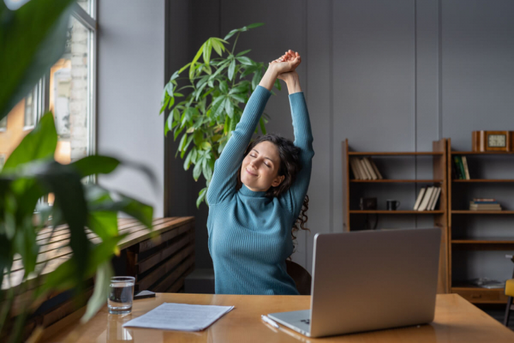 4 exercícios de mobilidade para quem trabalha sentado