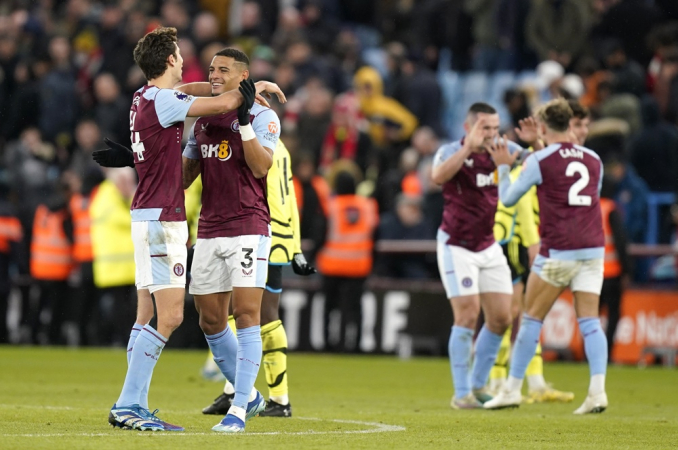 Os jogadores do Aston Villa comemoram após vencer a partida da Premier League inglesa entre Aston Villa e Arsenal