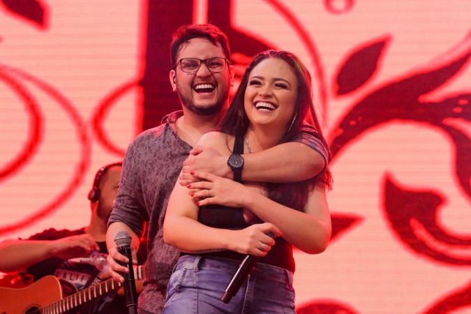 Maurílio abraça Luiza Martins no palco, durante apresentação