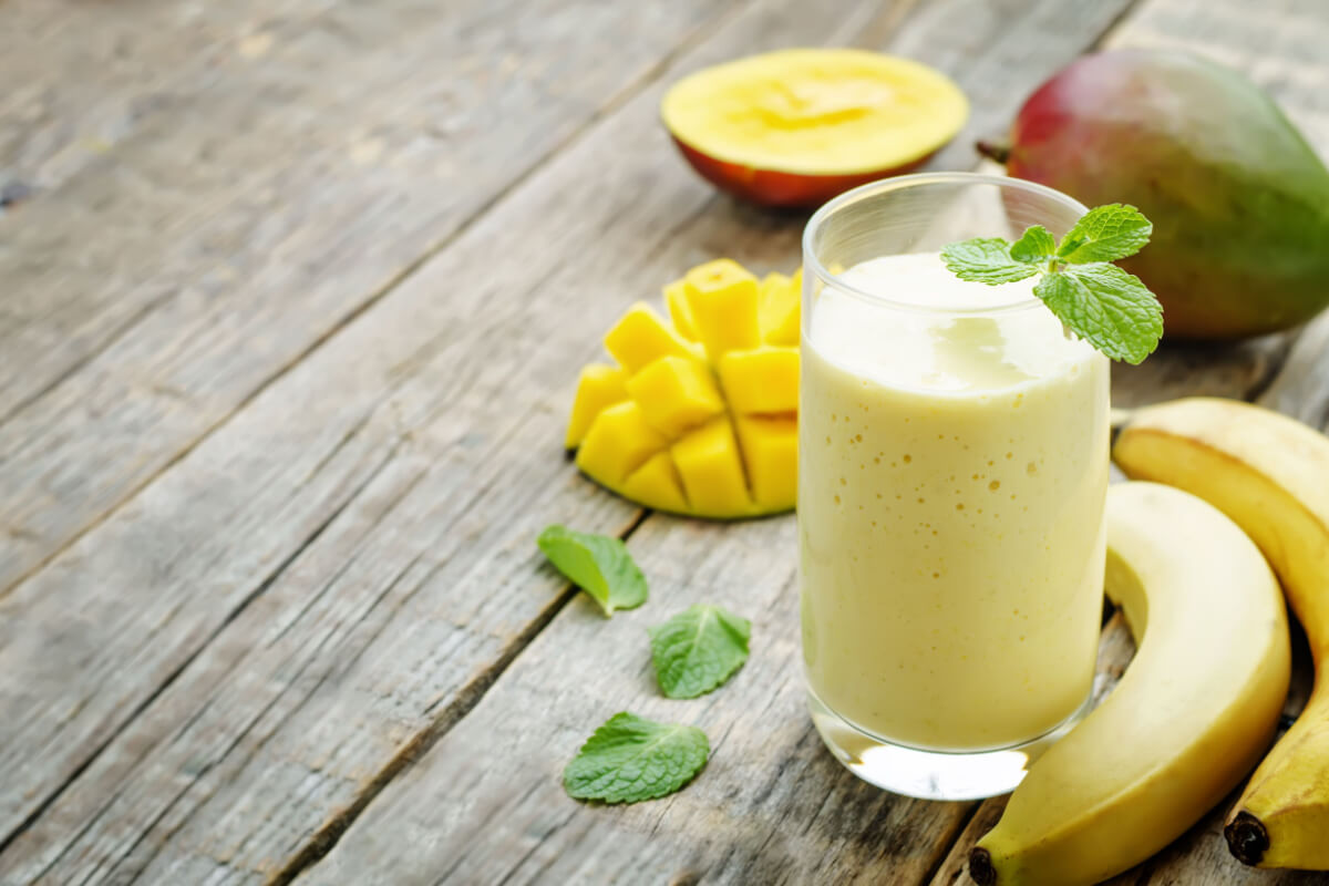 Smoothie tropical de banana e manga 