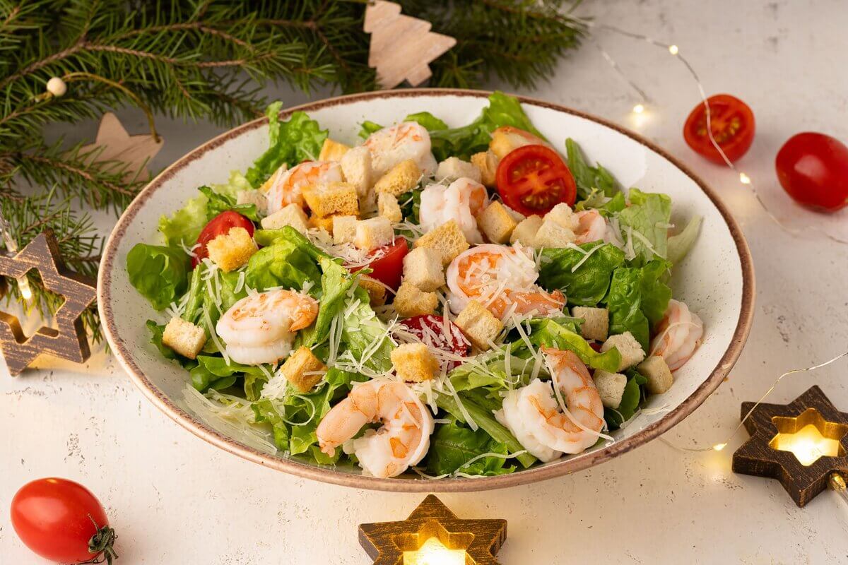 Salada alface com camarão e croûtons 