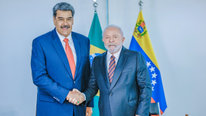 Maduro e Lula apertam as mãos