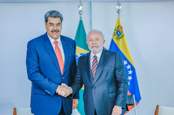 Maduro e Lula apertam as mãos