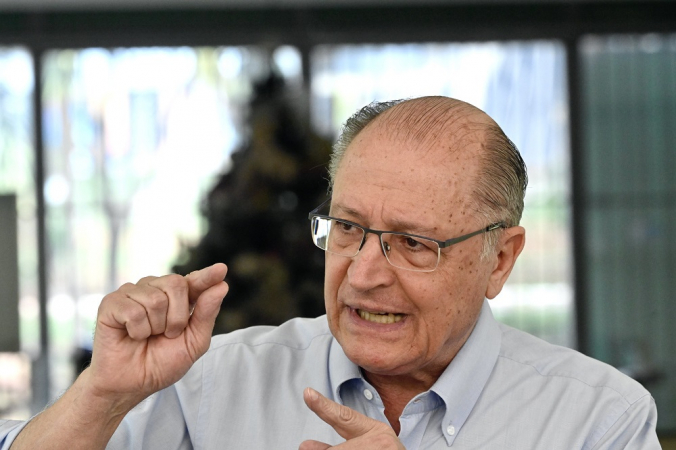 Geraldo Alckmin faz sinal com a mão durante coletiva