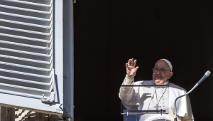 Papa Francisco diz que está com bronquite aguda infecciosa e pede orações