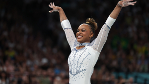 A brasileira Rebeca Andrade compete na final feminina do salto sobre o cavalo