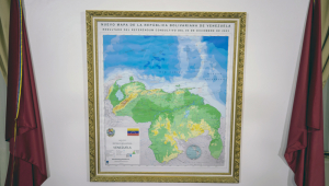 Fotografia de uma pintura com um mapa da Venezuela à qual se acrescenta o Essequibo