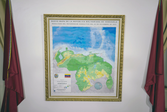 Fotografia de uma pintura com um mapa da Venezuela à qual se acrescenta o Essequibo