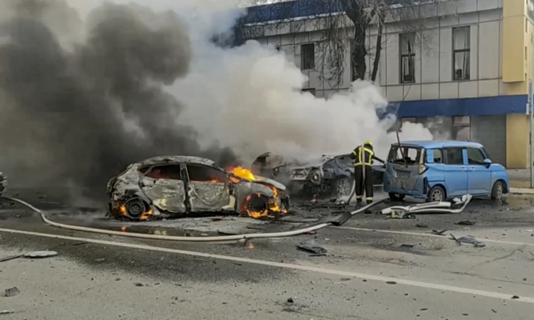 bombeiros russos apagando carros em chamas após bombardeios em Belgorod