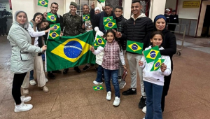 Alguns dos integrantes do grupo de repatriados e funcionários da embaixada brasileira no Egito.