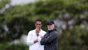 Fernando Lazaro e Mano Menezes em treino do Corinthians no CT do Parque Ecológico