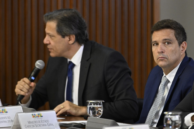 O presidente do banco central do Brasil, Roberto Campos Neto, acompanhado do ministro da fazenda, Fernando Haddad, durante a reunião de instalação da comissão nacional do G20